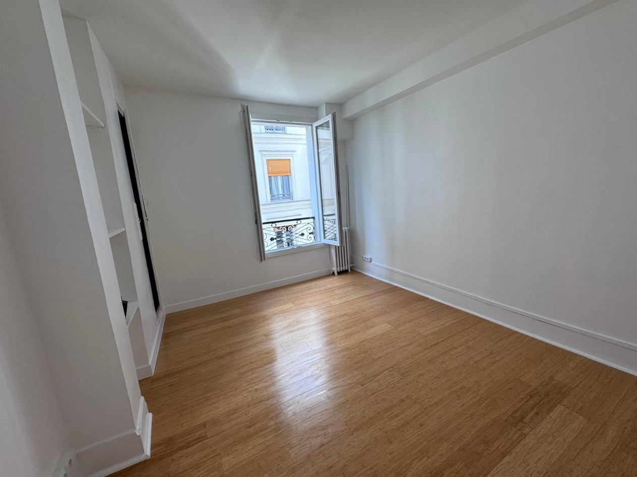 
                                                Vente
                                                 studio refait neuf