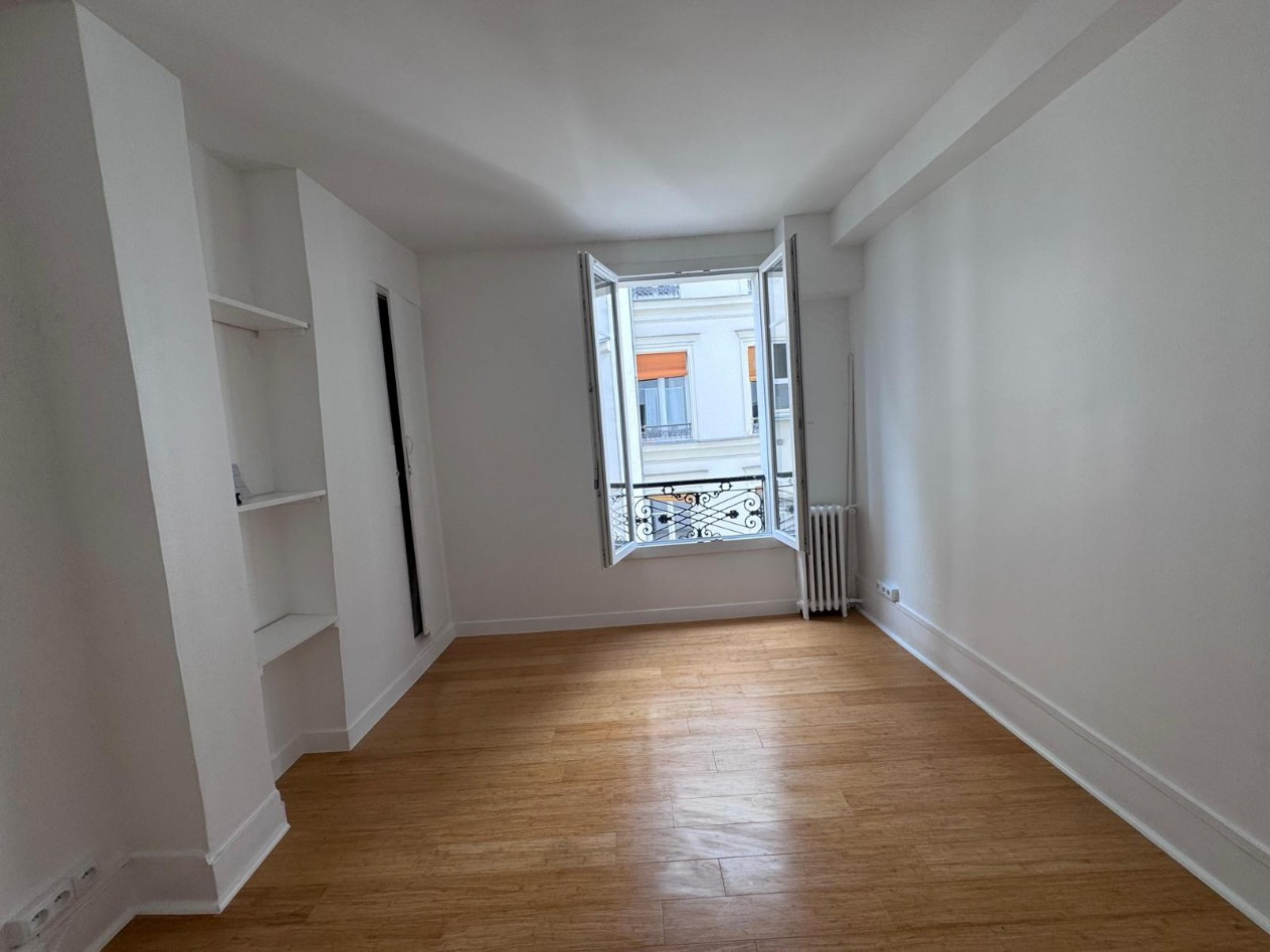 
                                                Vente
                                                 studio refait neuf