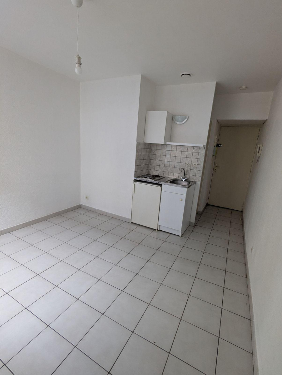 
                                                Location
                                                 Studio refait neuf, prox Perrache et UCLY