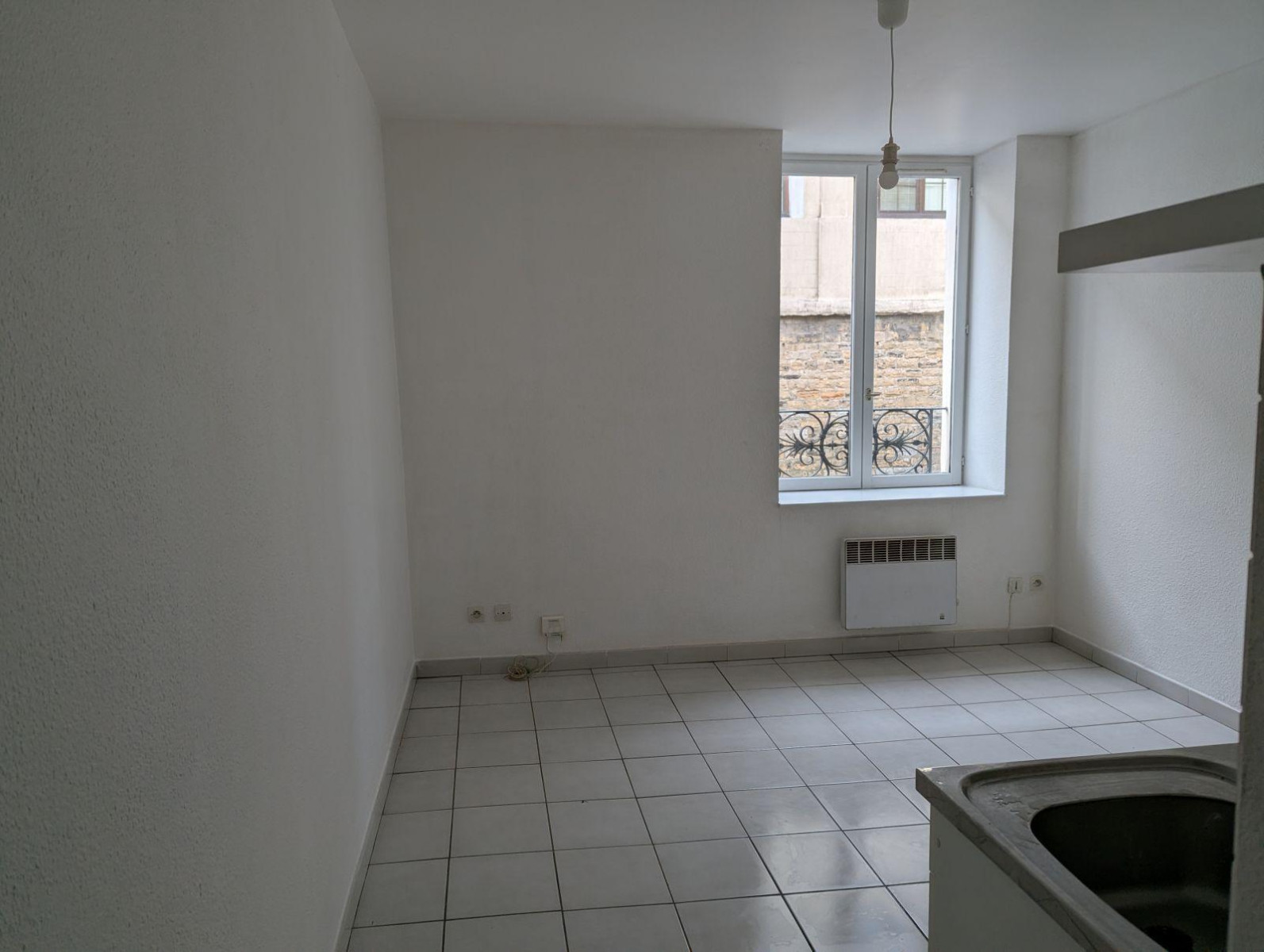 
                                                Location
                                                 Studio refait neuf, prox Perrache et UCLY