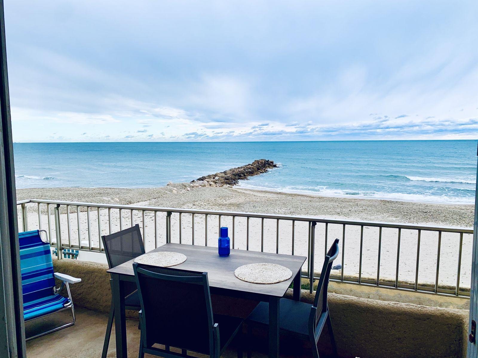 
                                                Location
                                                 Studio refait neuf vue mer 1ere ligne Palavas