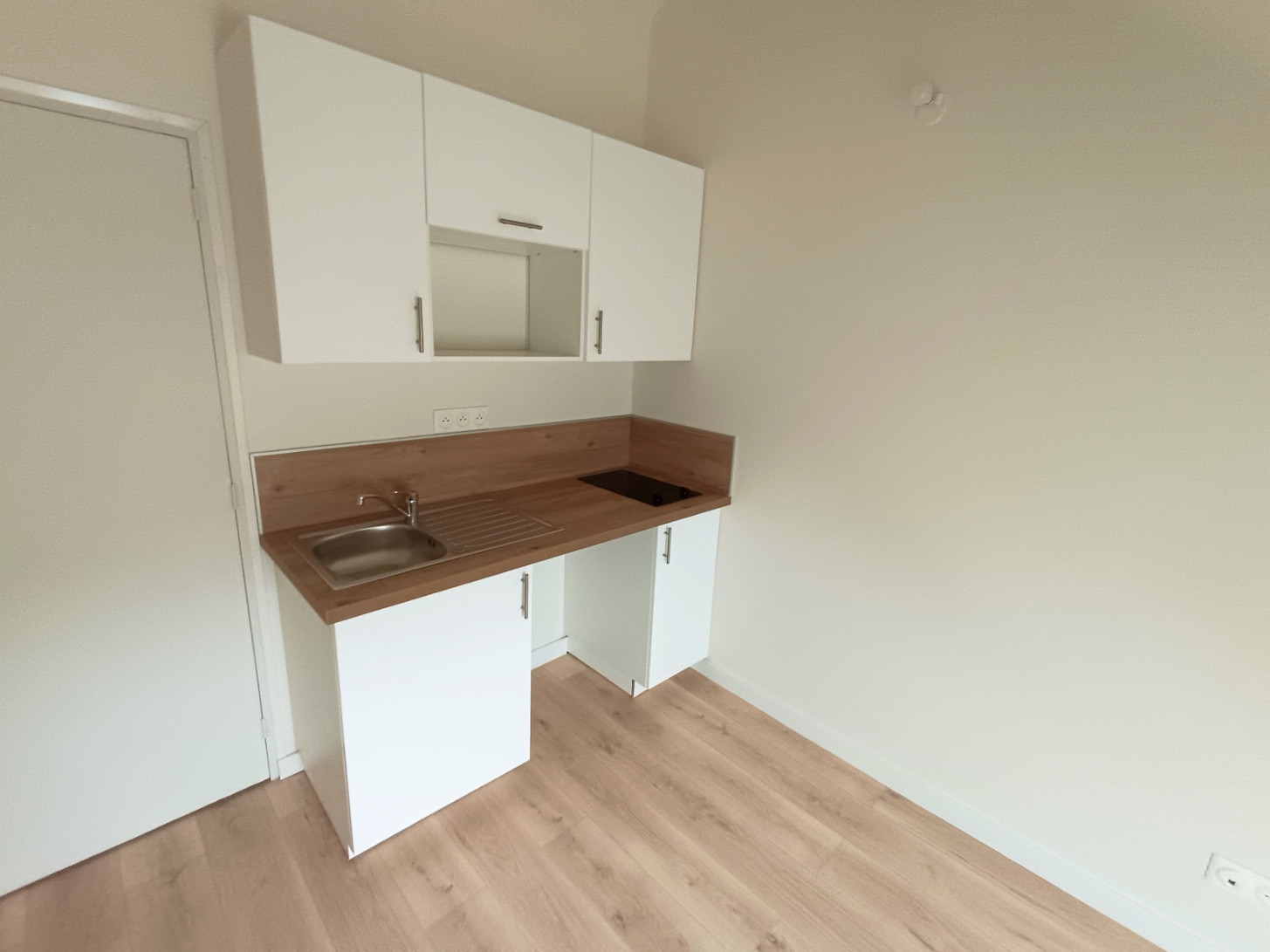 
                                                Location
                                                 Studio rénové, 15m2, Amiens Henriville Amiens