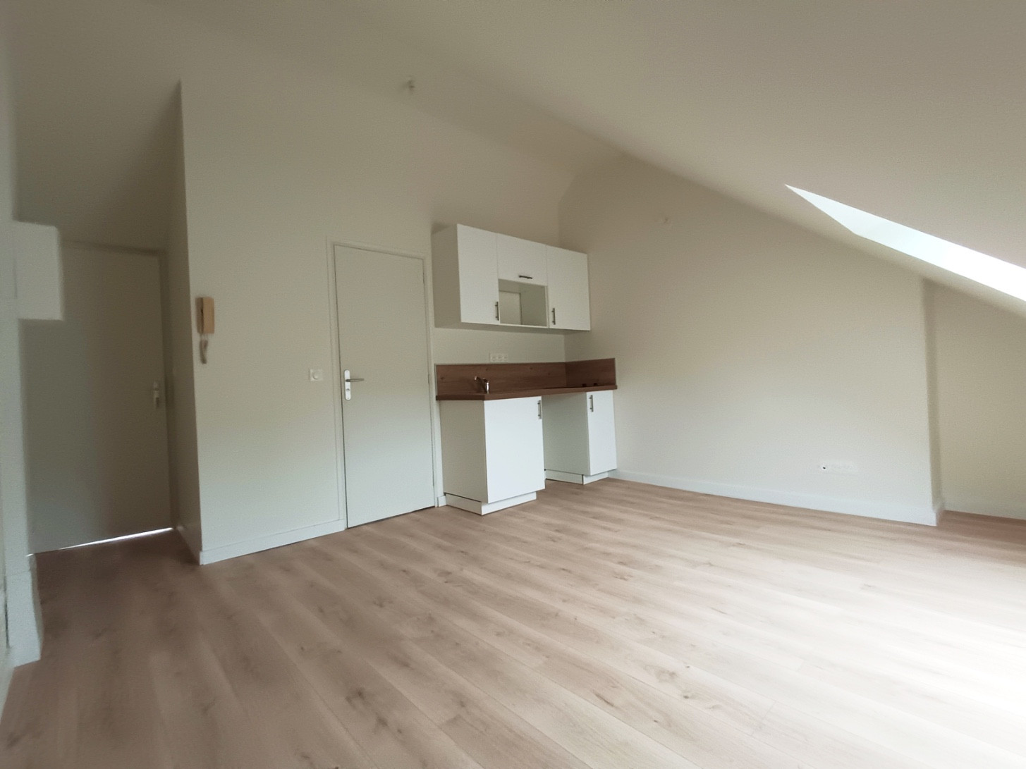 
                                                Location
                                                 Studio rénové, 15m2, Amiens Henriville Amiens