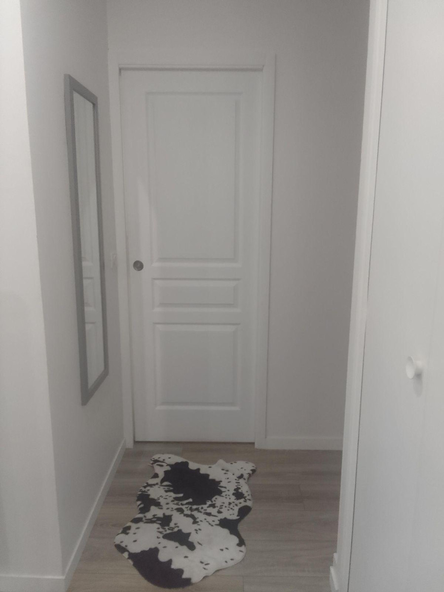 
                                                Location
                                                 Studio rénové, 35 mn de Paris et de l'aéroport CDG