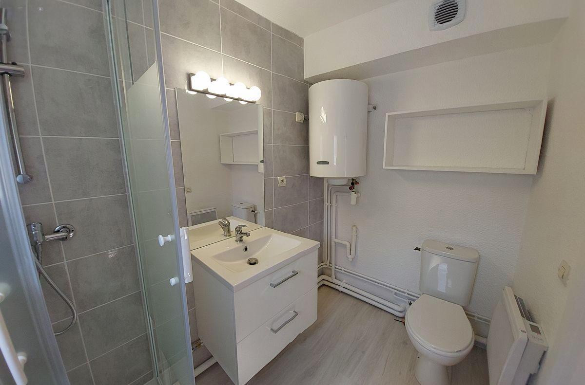 
                                                Location
                                                 Studio rénové à Grenoble avec garage à vélo et emp