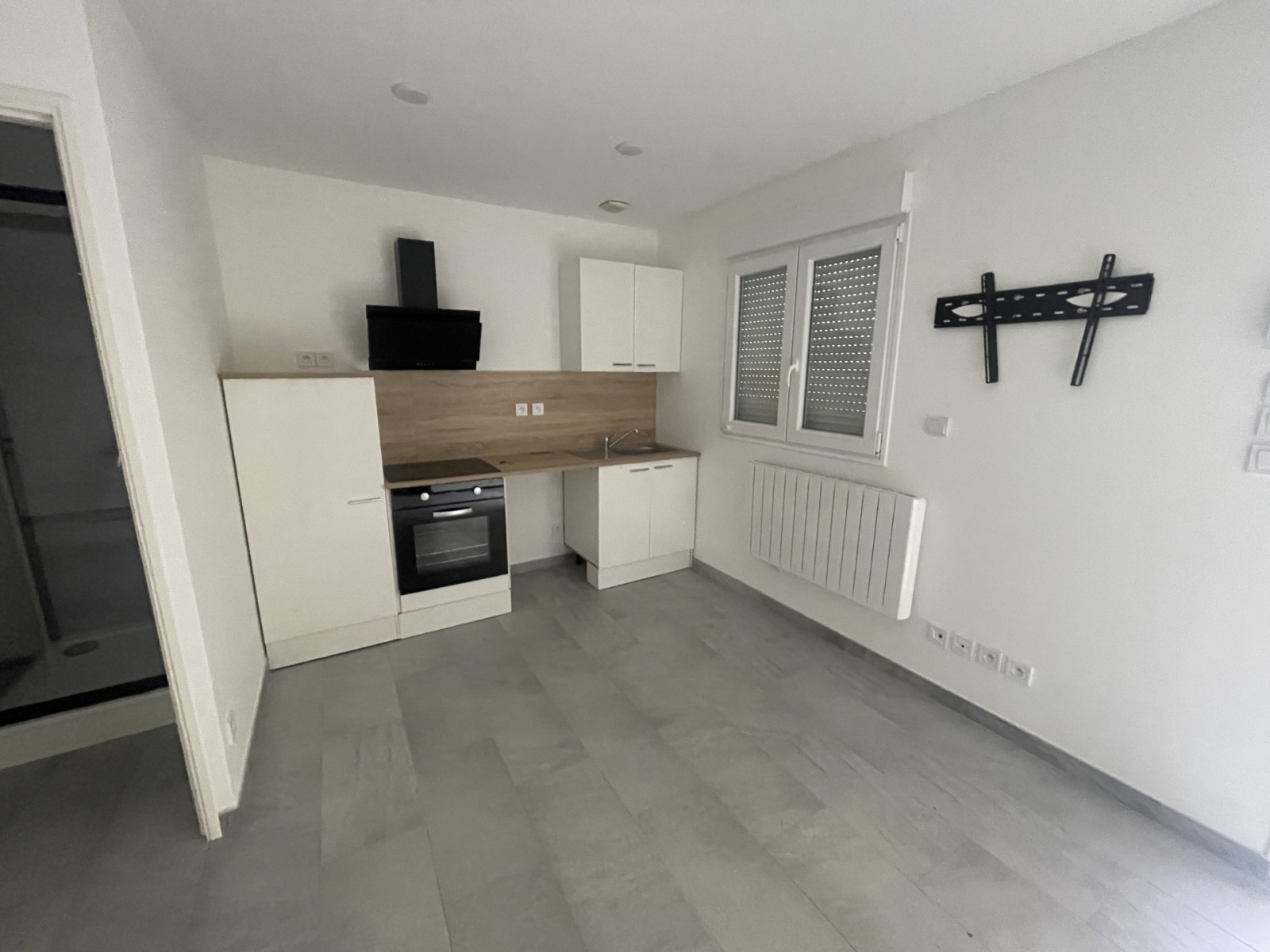 
                                                Location
                                                 STUDIO RENOVE A NEUF