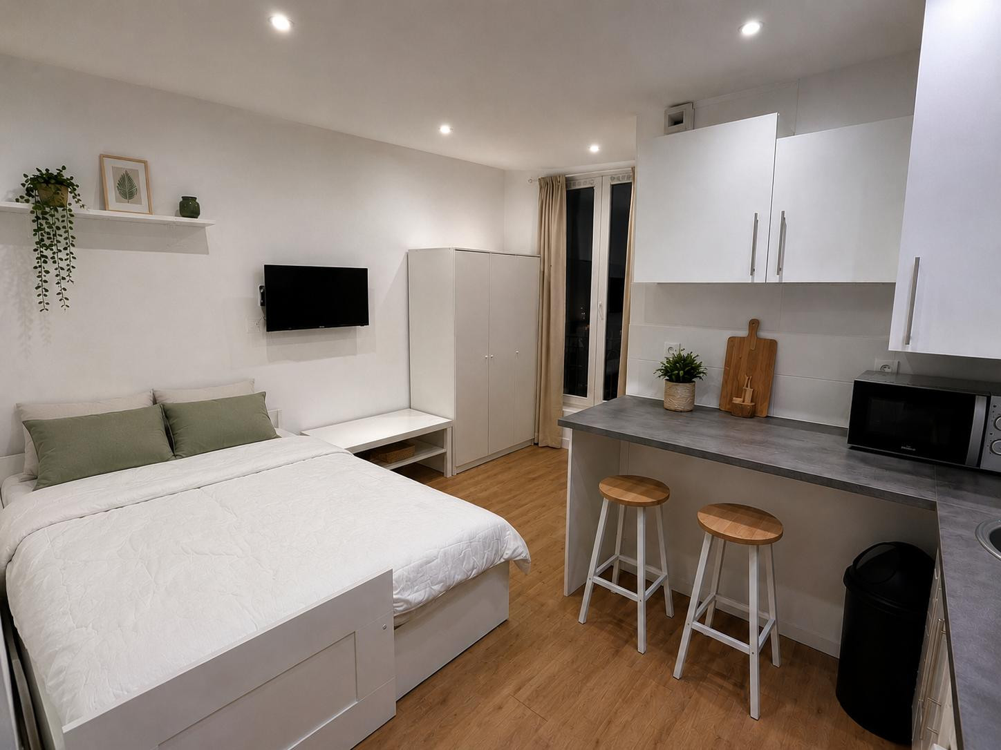 
                                                Location
                                                 🏡 Studio rénové à neuf – Première location
