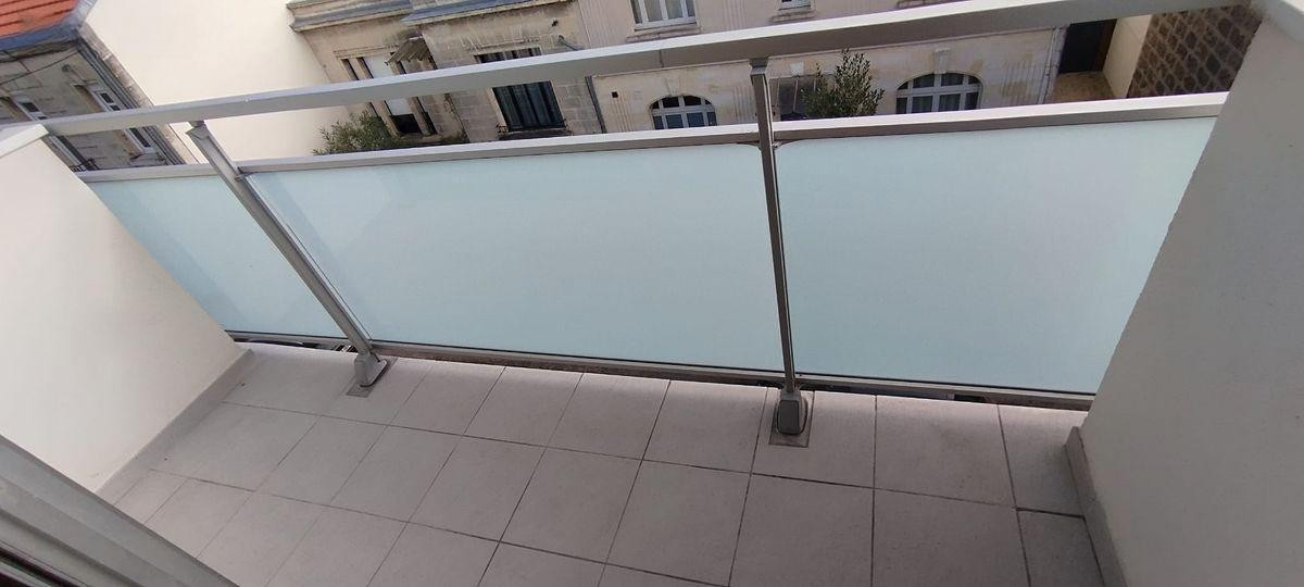 
                                                Location
                                                 Studio rénové Barrière Judaique, balcon