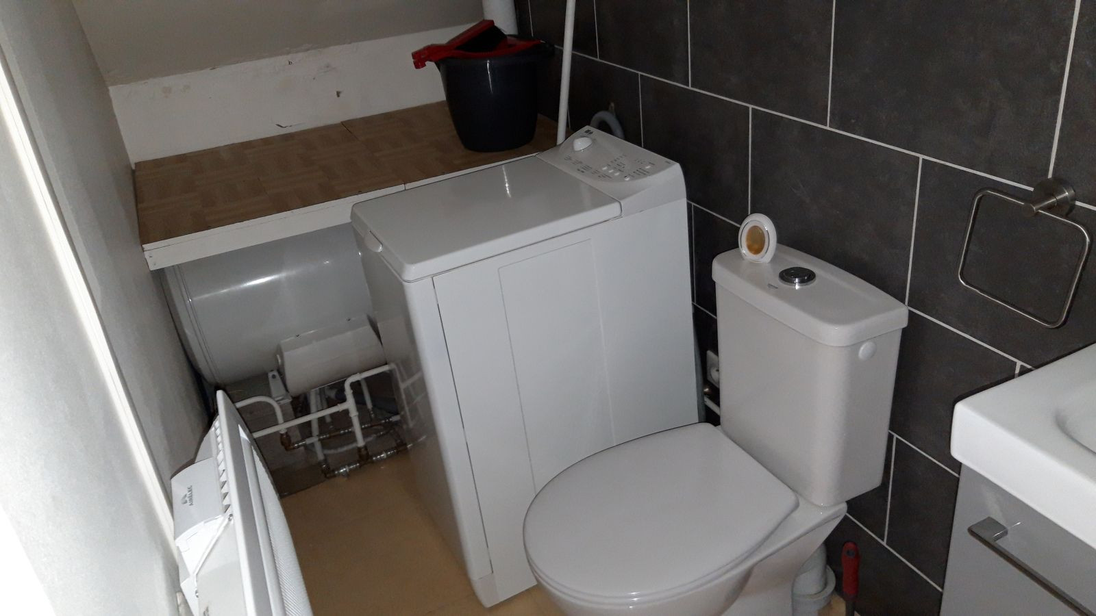 
                                                Location
                                                 Studio rénové dans maison tranquille.