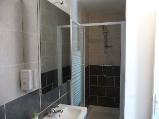 
                                                Location
                                                 Studio rénové dans maison tranquille.