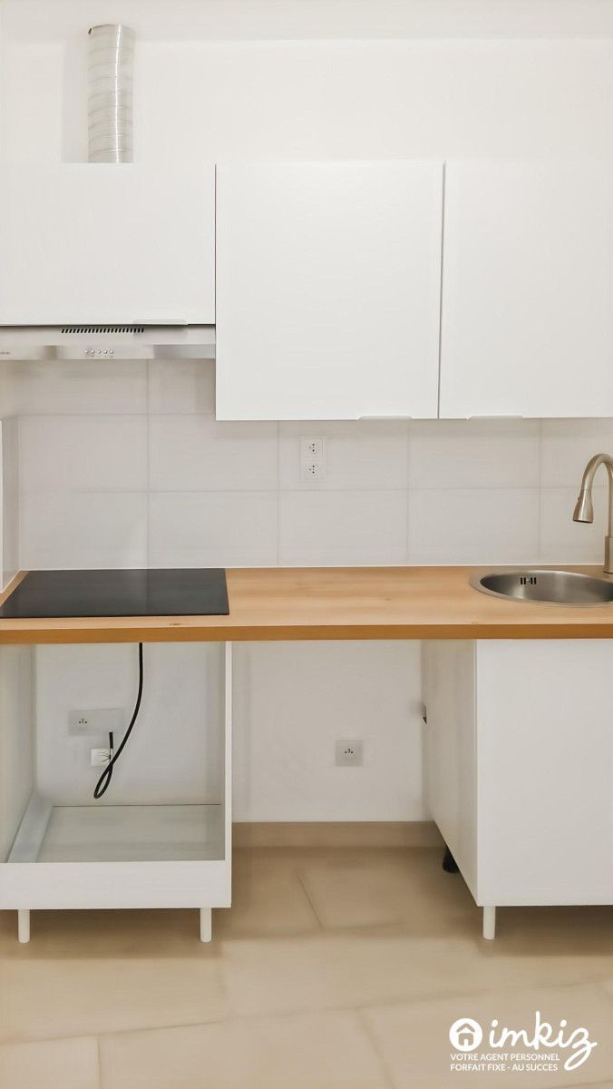 
                                                Vente
                                                 Studio rénové idéalement situé