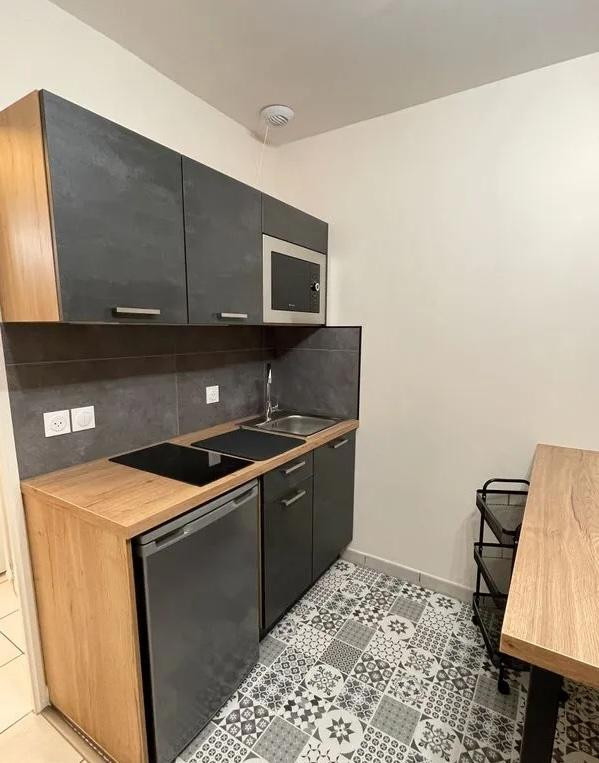 
                                                Location
                                                 Studio rénové meublé 26m2 avec parking en sous-sol