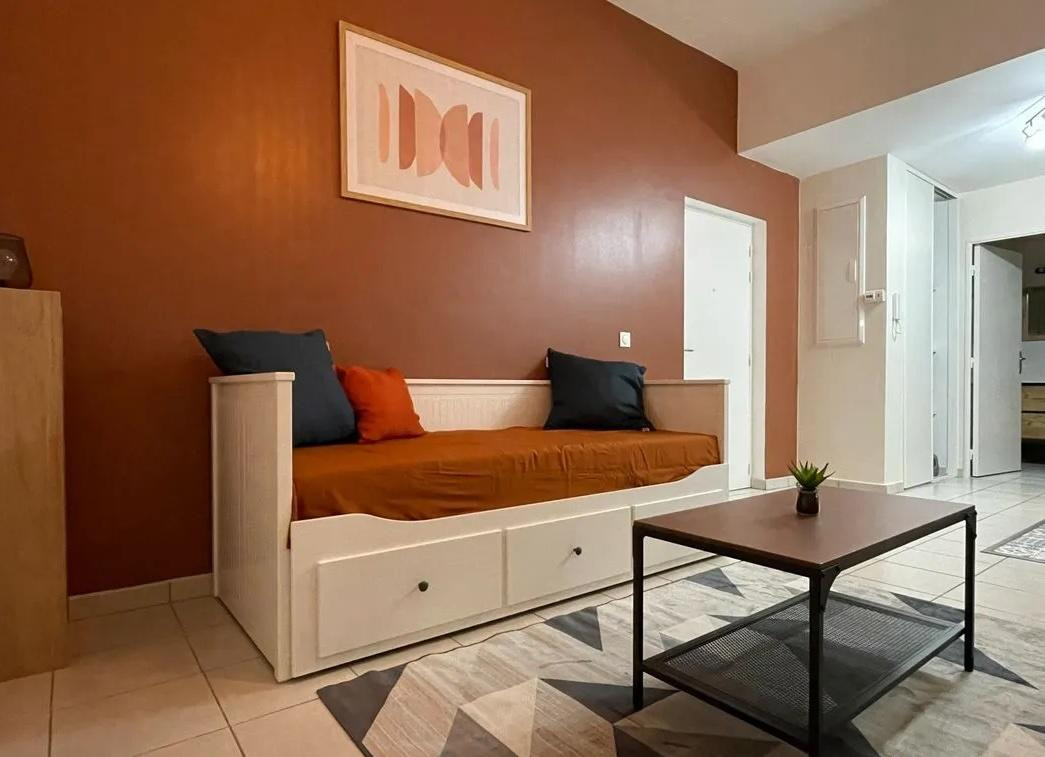
                                                Location
                                                 Studio rénové meublé 26m2 avec parking en sous-sol