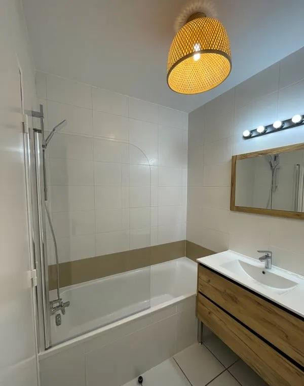 
                                                Location
                                                 Studio rénové meublé 26m2 avec parking en sous-sol