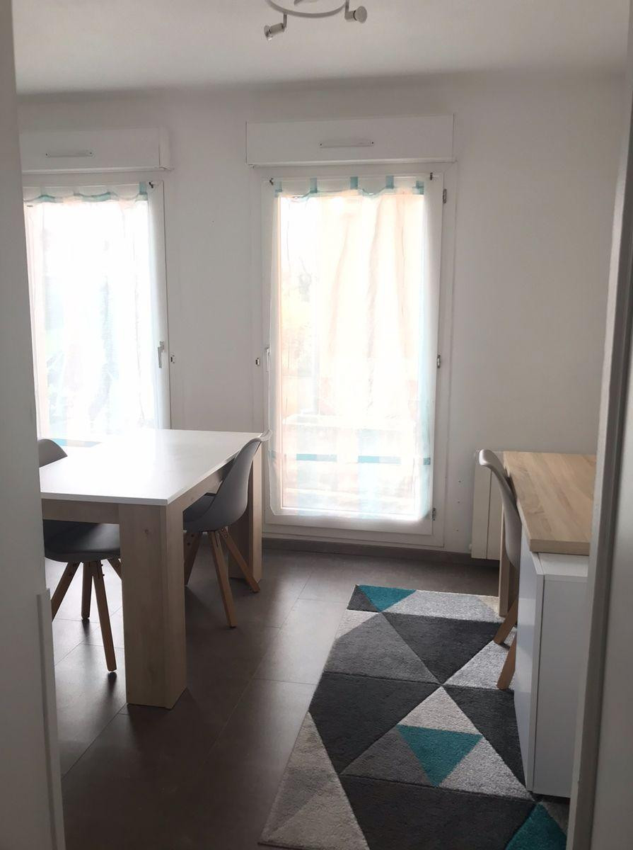 
                                                Location
                                                 Studio rénové meublé