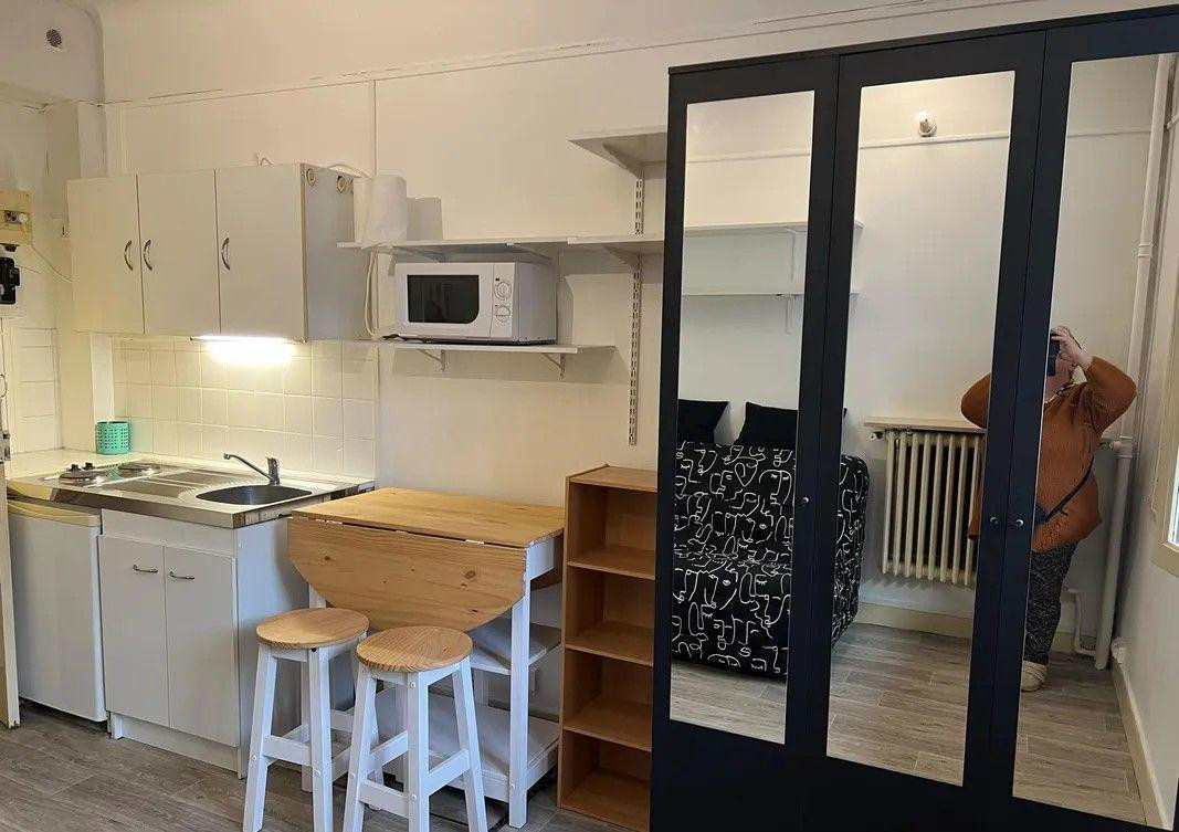 
                                                Location
                                                 Studio rénové meublé de 12 m² avec douche et WC