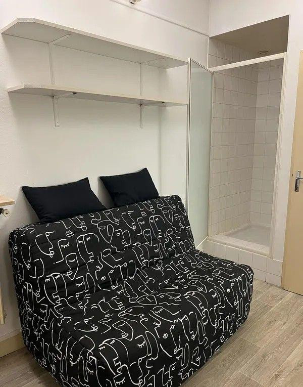 
                                                Location
                                                 Studio rénové meublé de 12 m² avec douche et WC