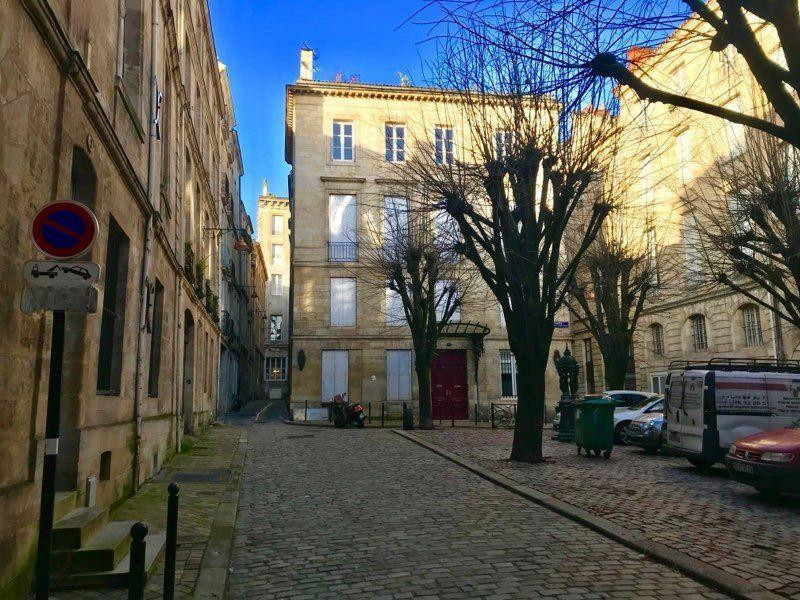 
                                                Location
                                                 Studio rénové plein centre