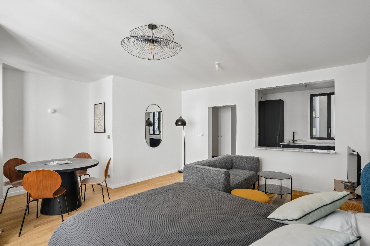 
                                                Vente
                                                 Studio Rénové - Quartier Champs Elysées - Paris 8