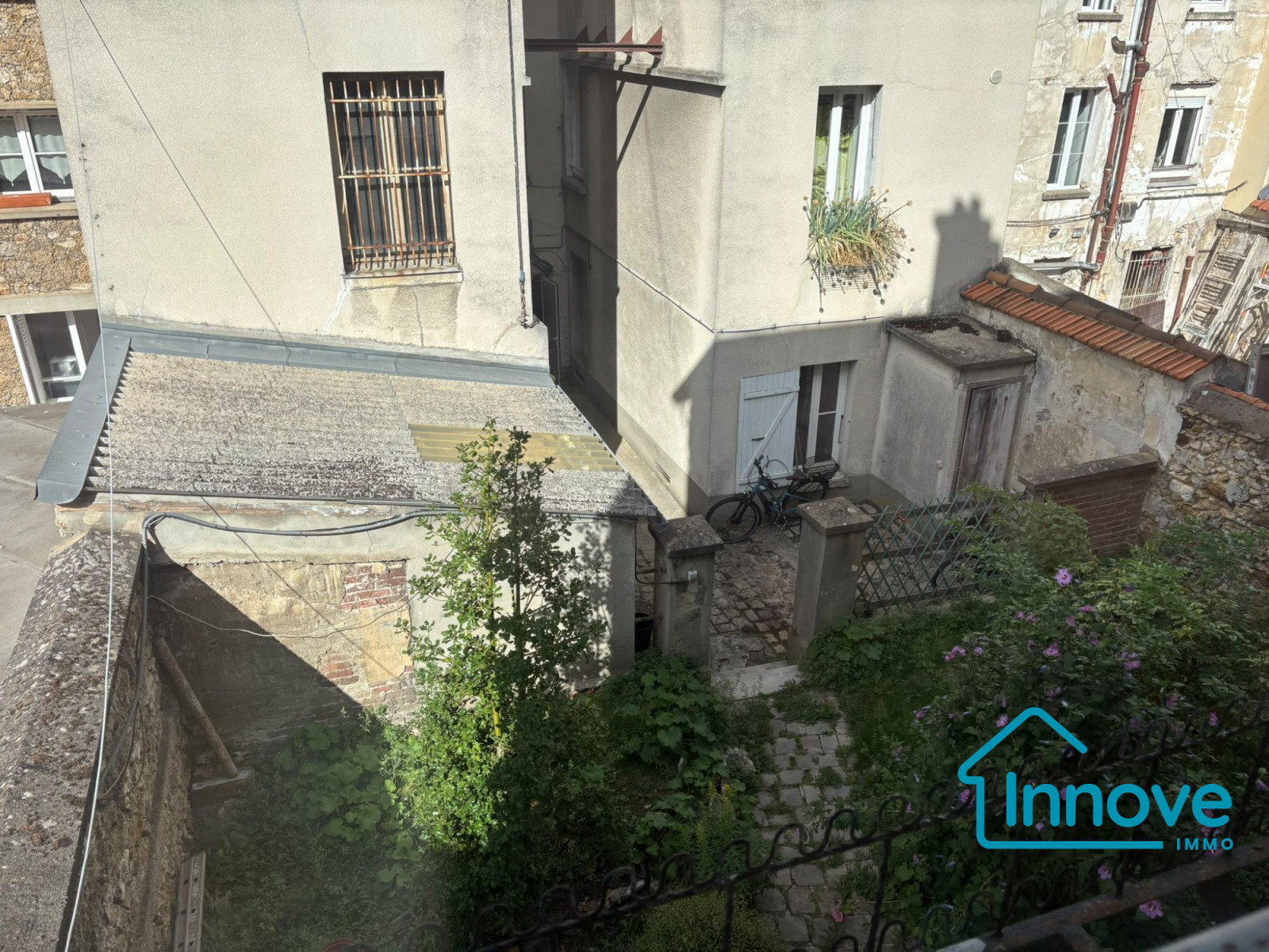 
                                                Location
                                                 Studio Rue de Montreuil