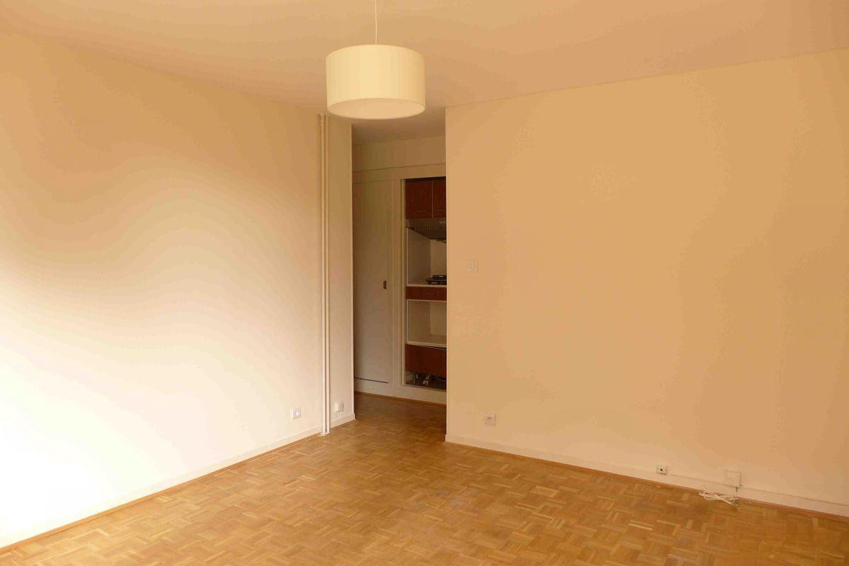 
                                                Location
                                                 Studio Saint-Barnabé
