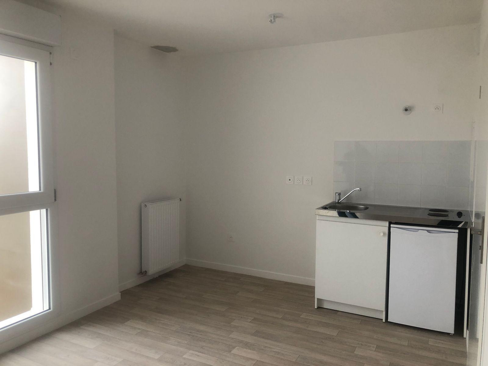
                                                Location
                                                 Studio sécurisé neuf.