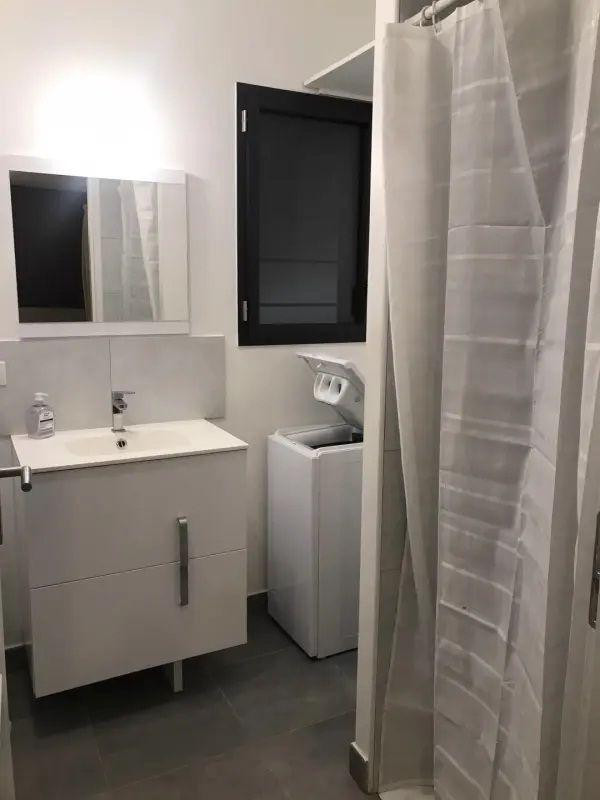 
                                                Location
                                                 Studio séduisant, moderne et pratique