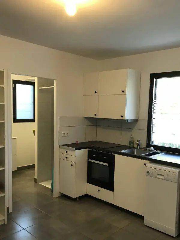
                                                Location
                                                 Studio séduisant, moderne et pratique