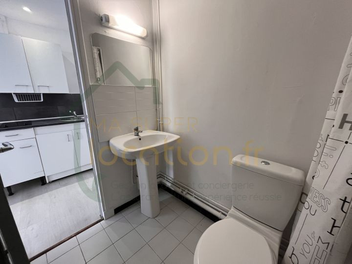 
                                                Location
                                                 Studio situé au coeur du centre ville de Saint-Quentin