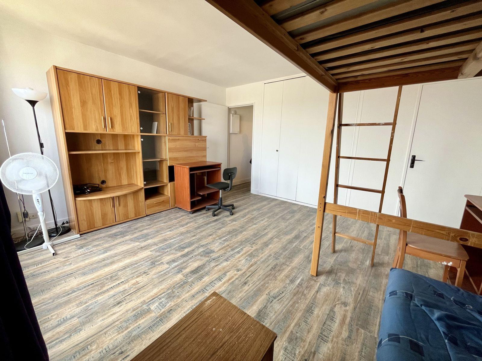 
                                                Location
                                                 Studio spacieux avec vue imprenable - Gare du Nord