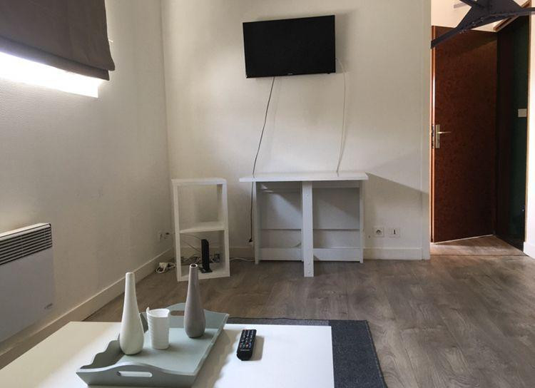 
                                                Location
                                                 Studio , T1 meublé  hyper centre de Niort