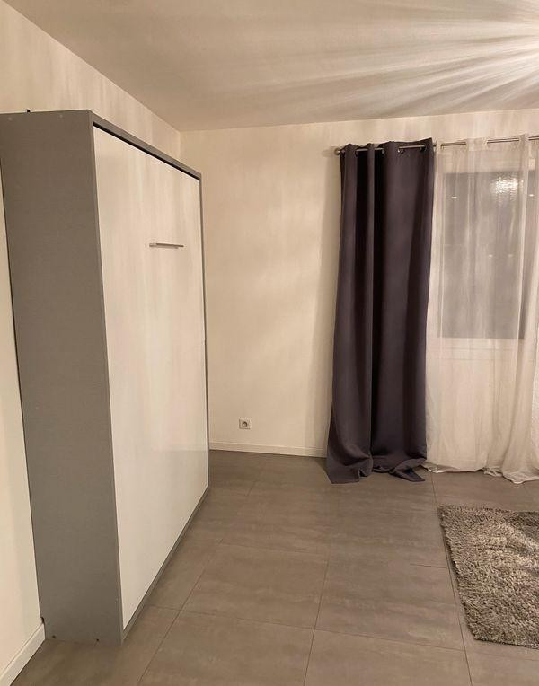 
                                                Location
                                                 Studio tout équipé