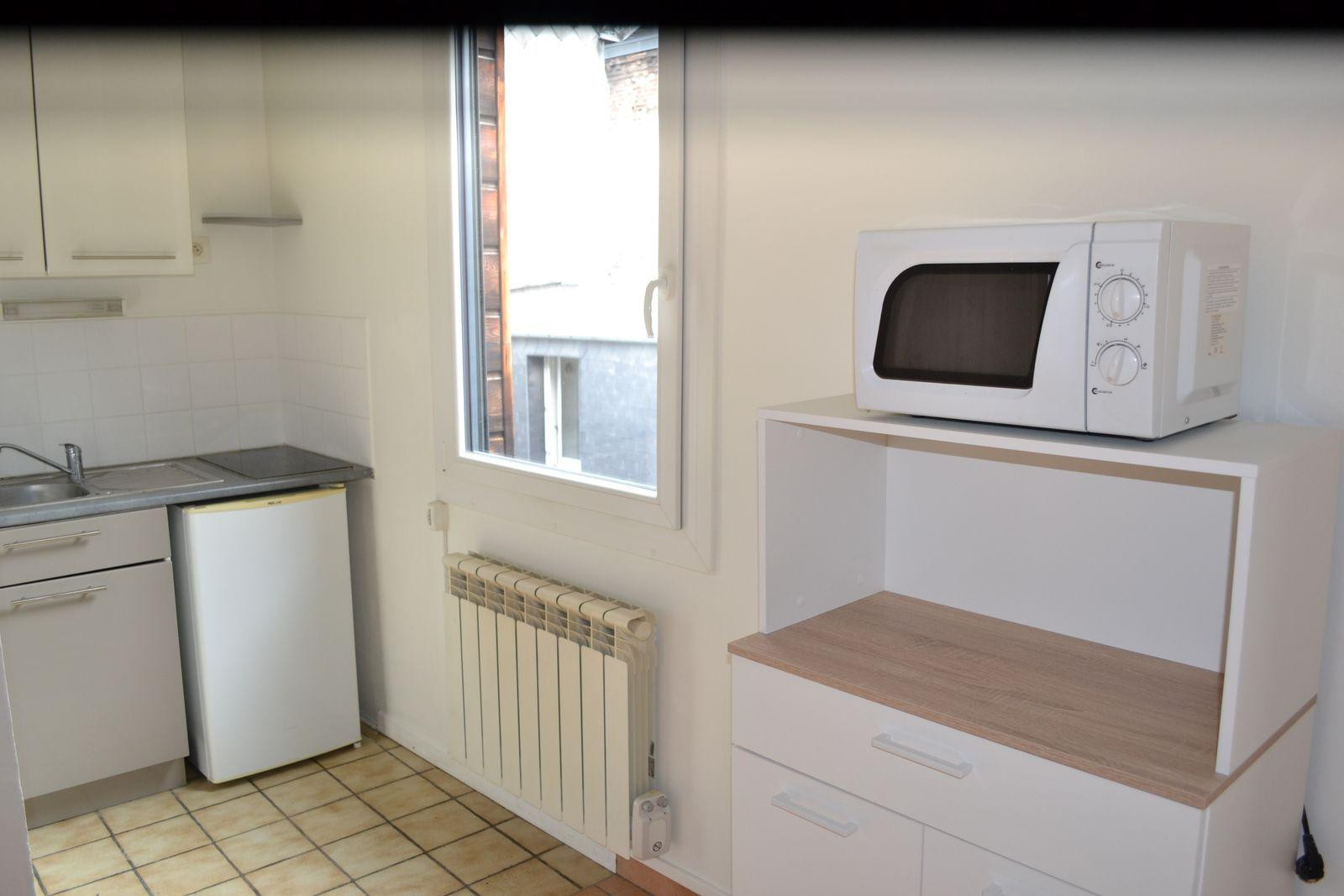 
                                                Colocation
                                                 Studio très calme proche de tout commerce et école