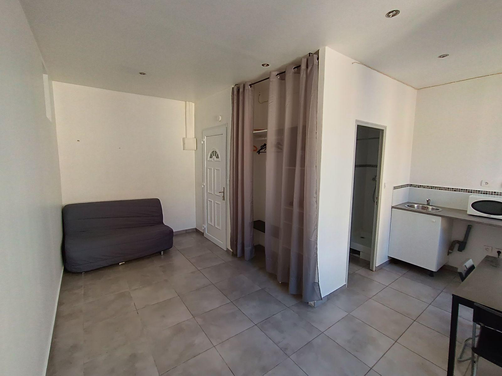 
                                                Location
                                                 Studio très lumineux