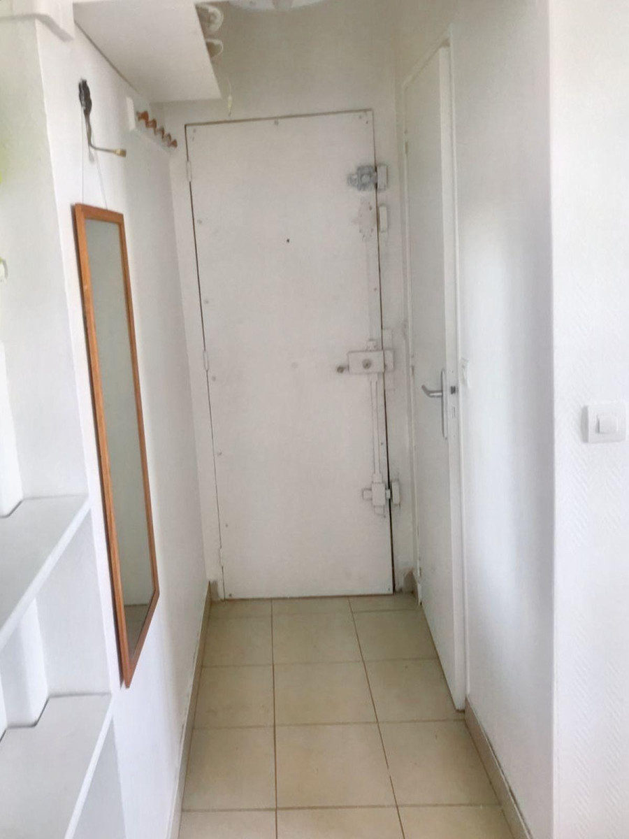 
                                                Location
                                                 Studio très lumineux avec une belle vue