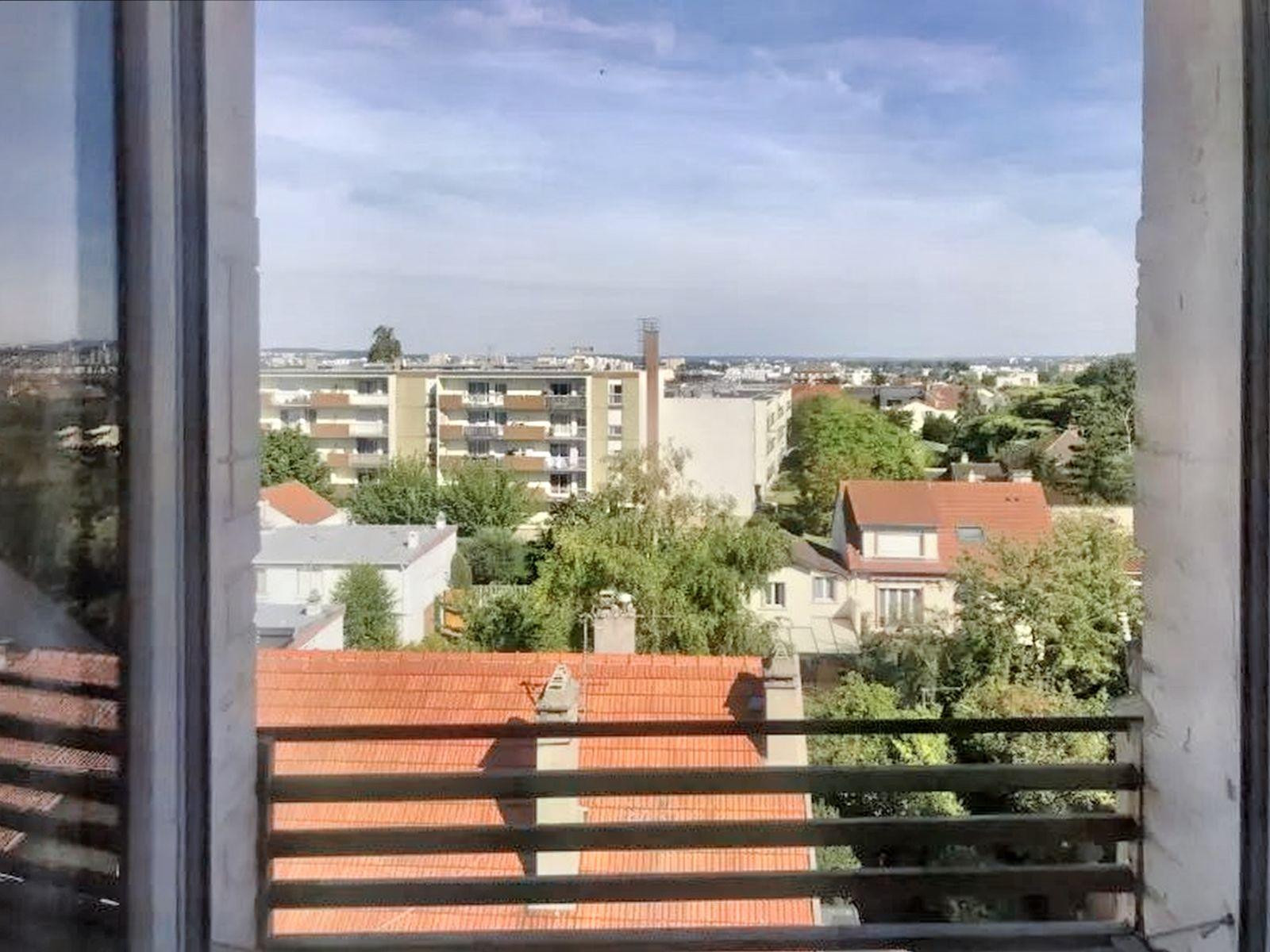 
                                                Location
                                                 Studio très lumineux avec une belle vue