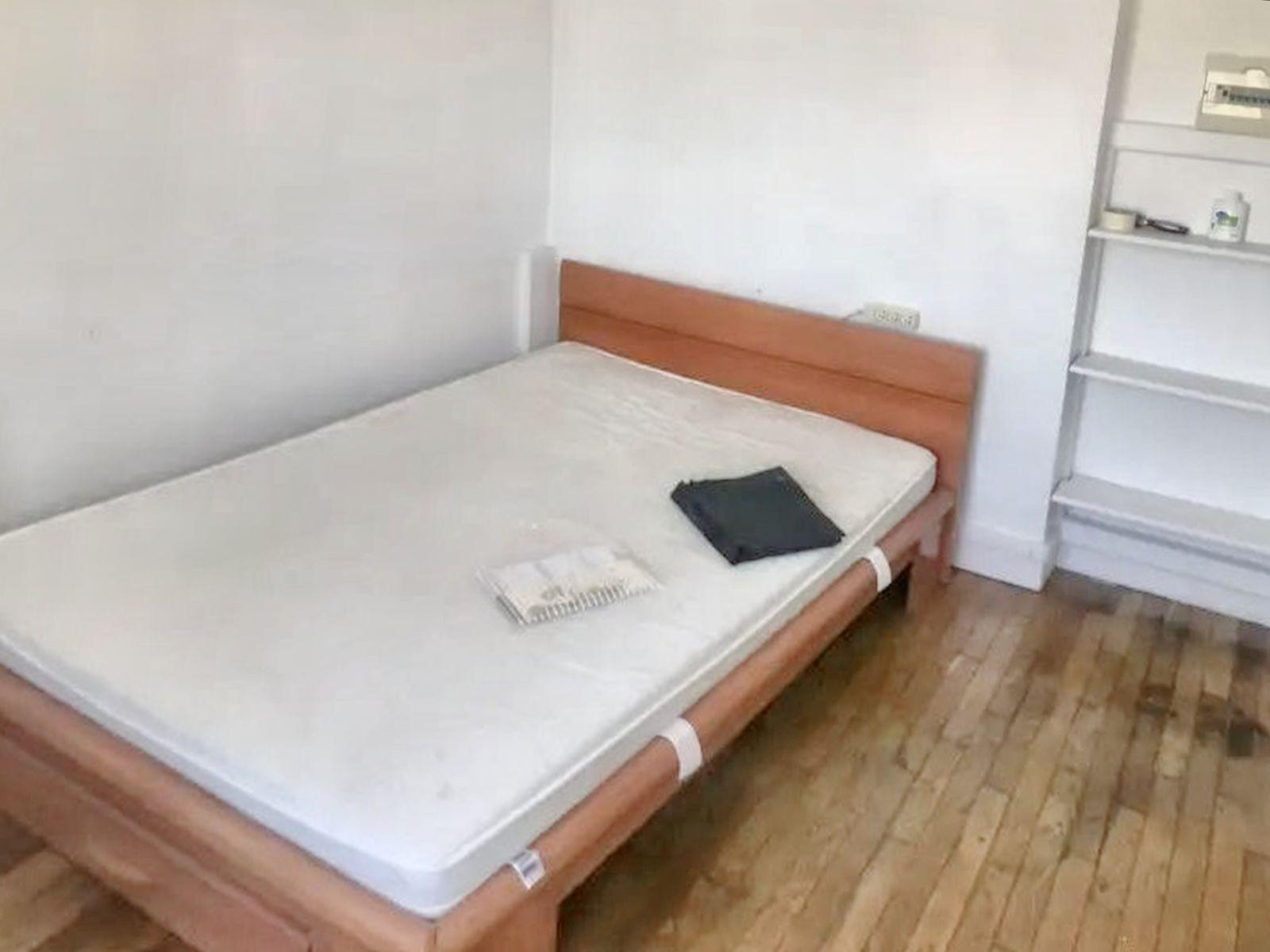 
                                                Location
                                                 Studio très lumineux avec une belle vue