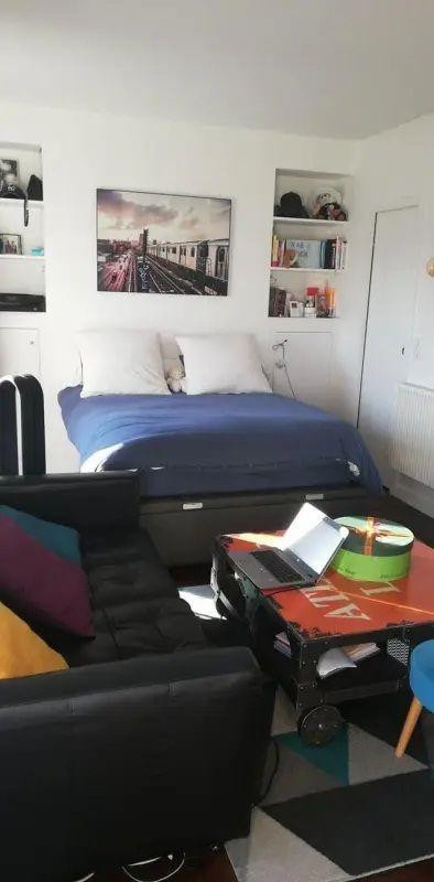 
                                                Location
                                                 Studio très lumineux, exposé plein sud