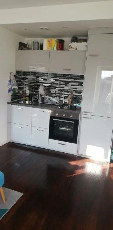 
                                                Location
                                                 Studio très lumineux, exposé plein sud