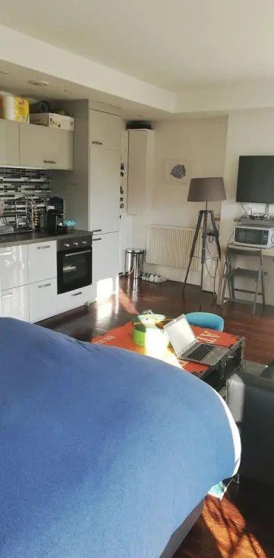 
                                                Location
                                                 Studio très lumineux, exposé plein sud