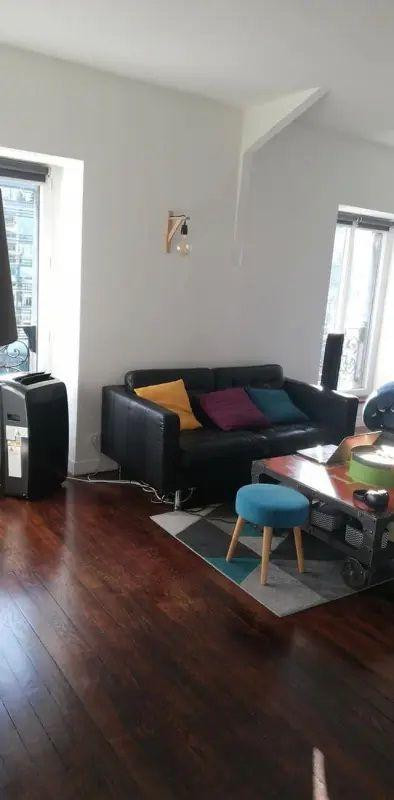 
                                                Location
                                                 Studio très lumineux, exposé plein sud