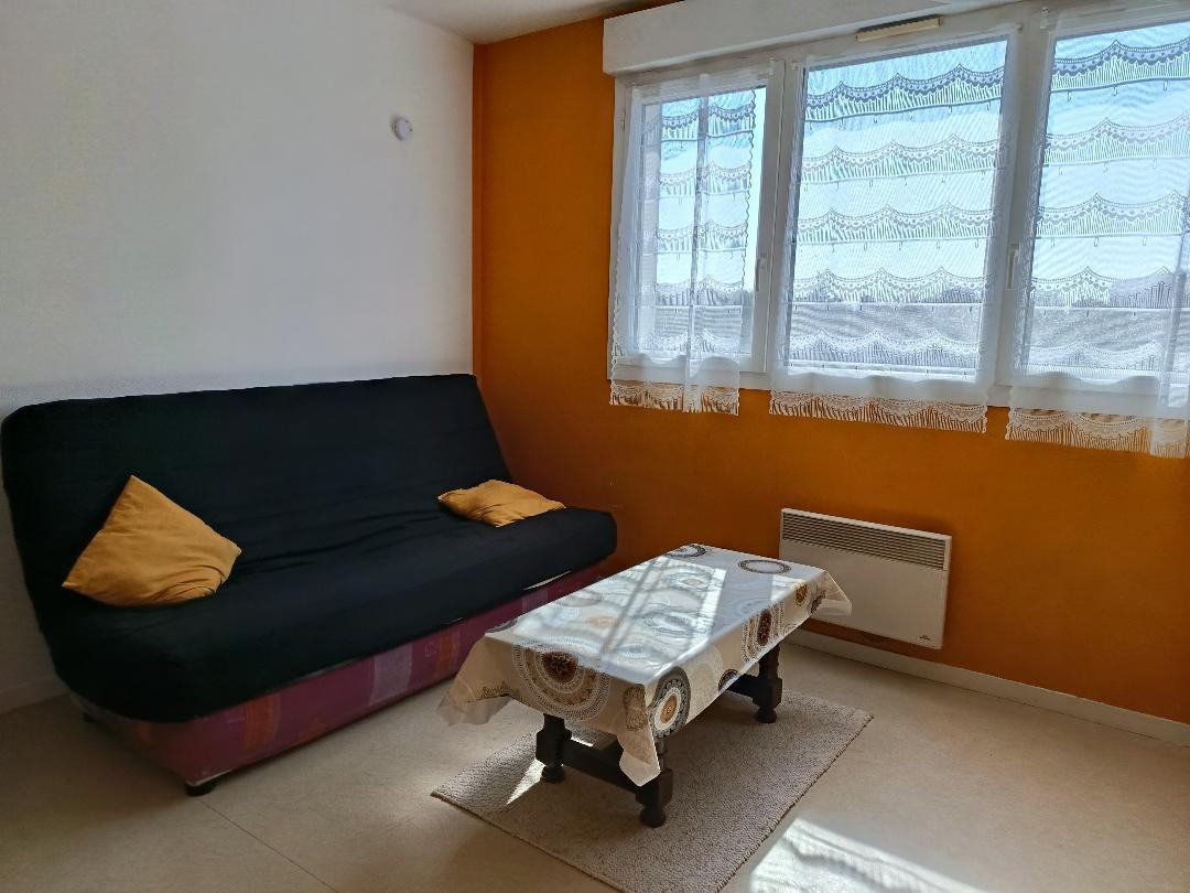 
                                                Location
                                                 Studio très lumineux , residence calme et sécurisé
