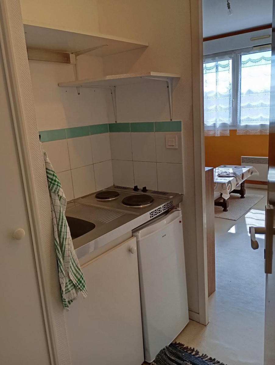 
                                                Location
                                                 Studio très lumineux , residence calme et sécurisé