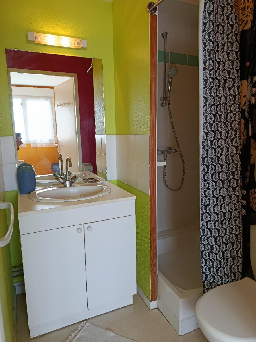 
                                                Location
                                                 Studio très lumineux , residence calme et sécurisé
