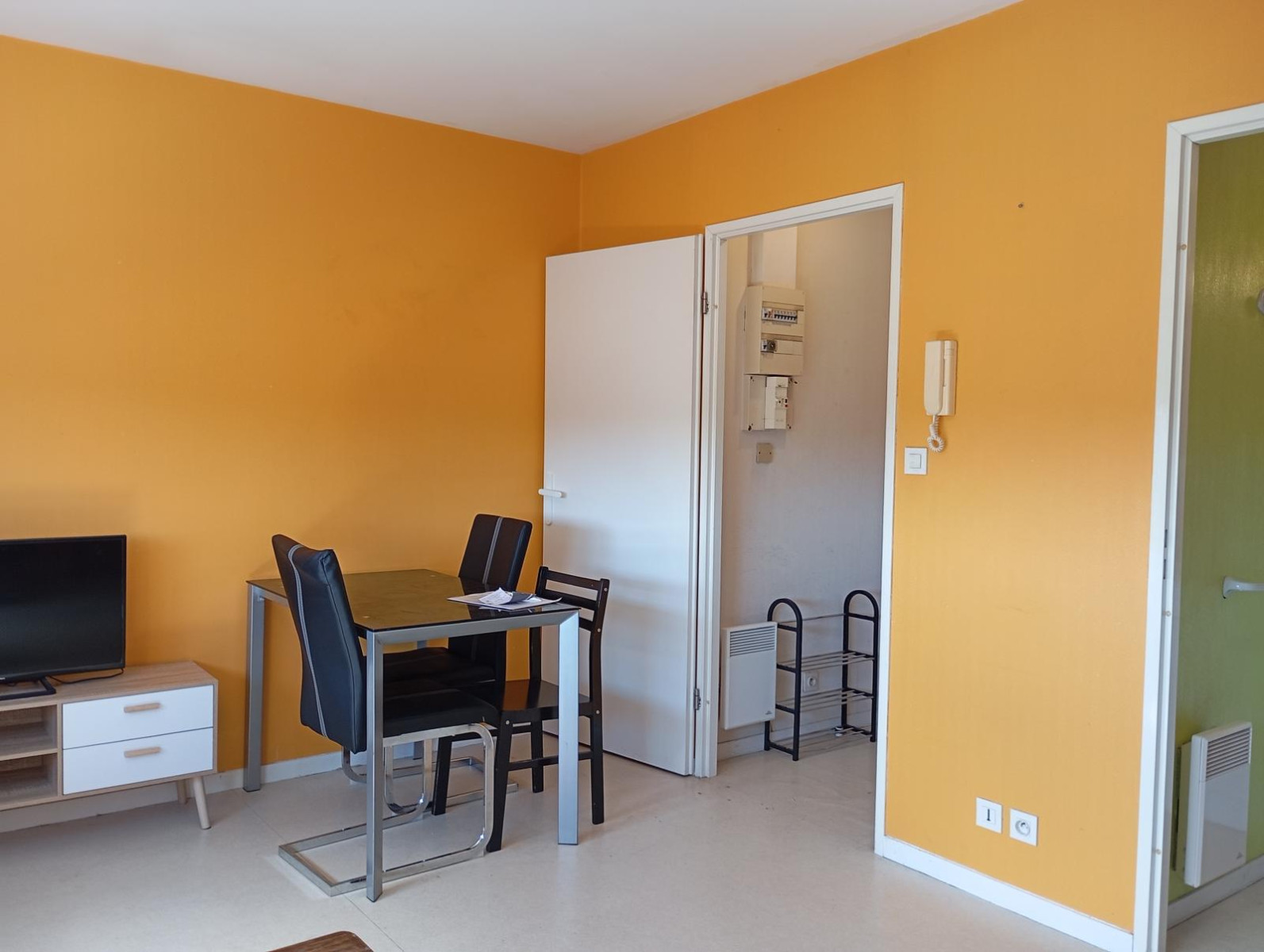 
                                                Location
                                                 Studio très lumineux , residence calme et sécurisé