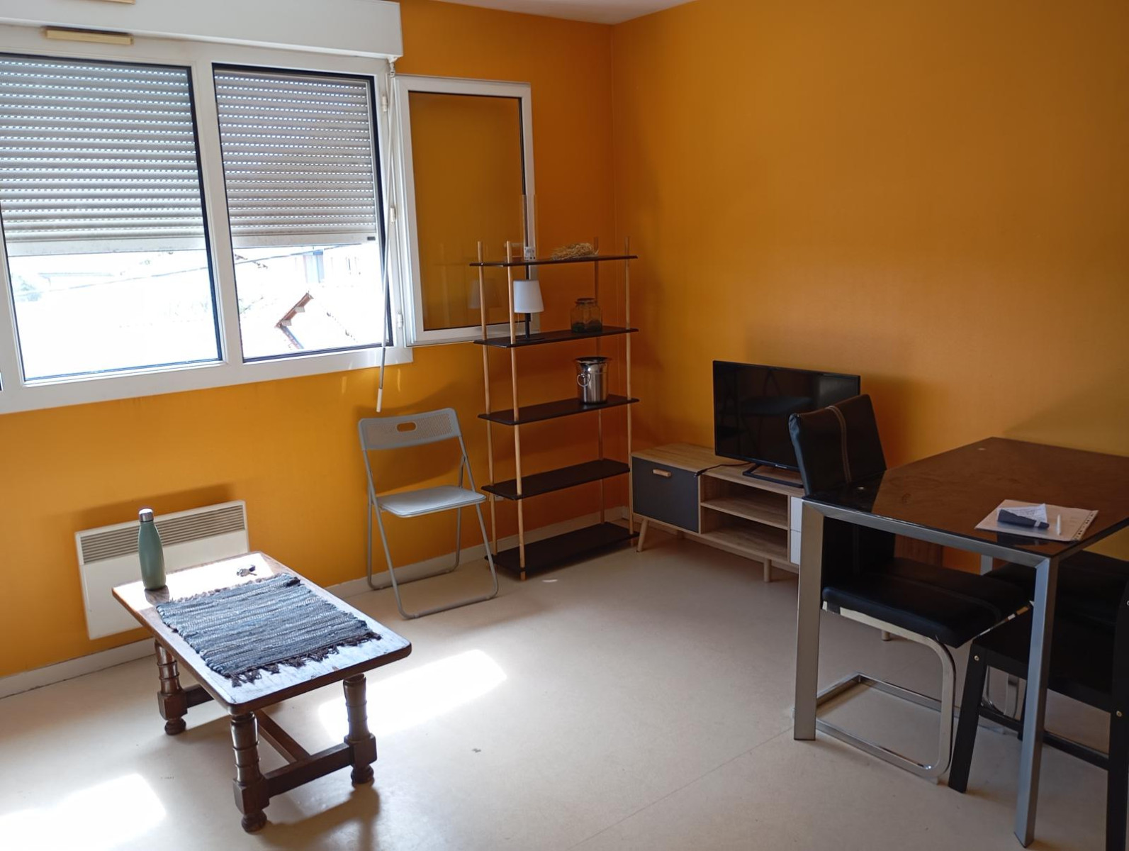 
                                                Location
                                                 Studio très lumineux , residence calme et sécurisé