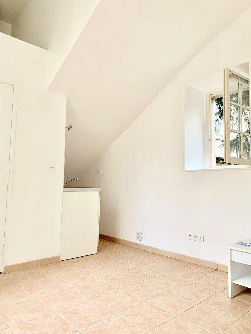 
                                                Location
                                                 Studio Versailles
