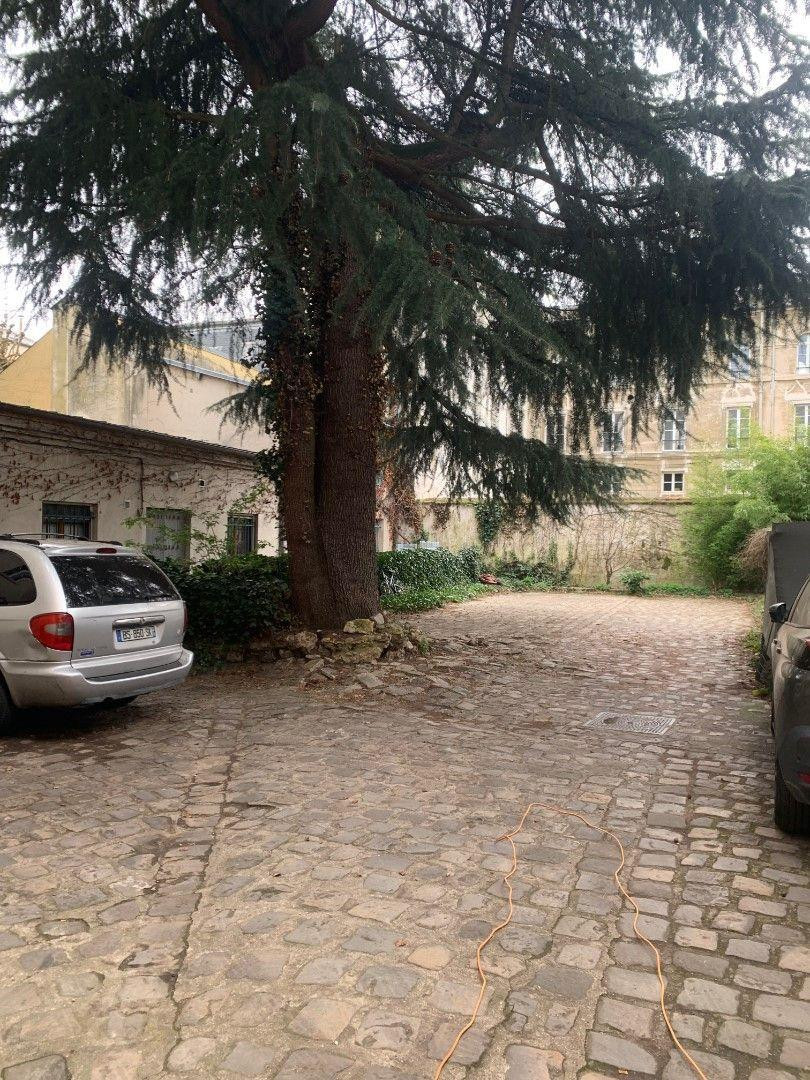
                                                Location
                                                 Studio Versailles