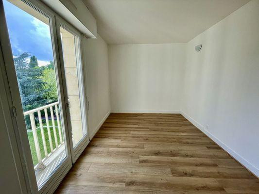 
                                                Location
                                                 Studio Versailles Avenue de Paris
