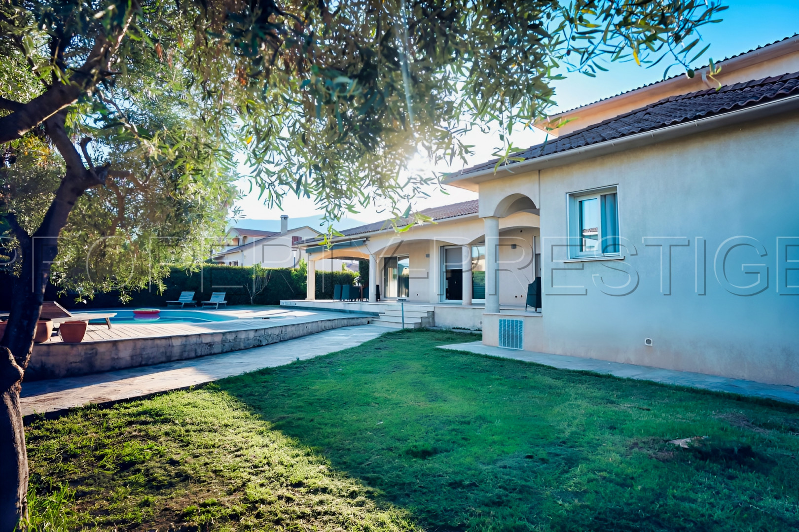 
                                                Vente
                                                 SUD BASTIA VILLA DE STANDING 170 M² PISCINE JACUZZI